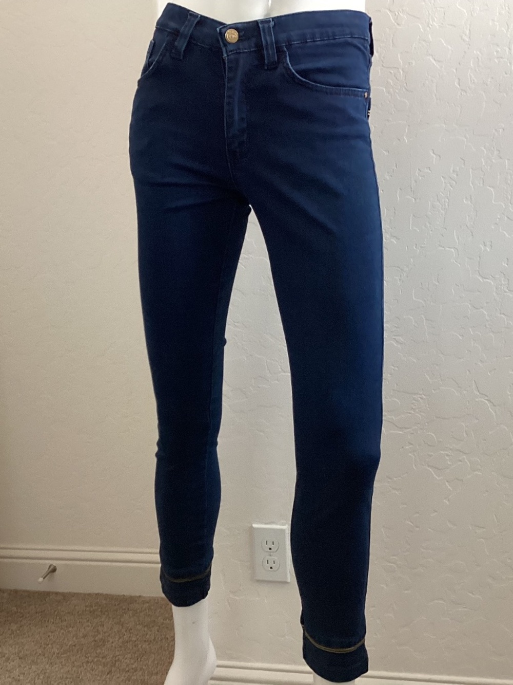 Waltron desde 1985, great condition, waist 13”, gold trim at hems/ back pockets
